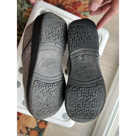 Dansko XP 2.0 Lacy Tooled Embossed Leather Silver Nurse Clogs Size EU 36 - Picture 5 of 7